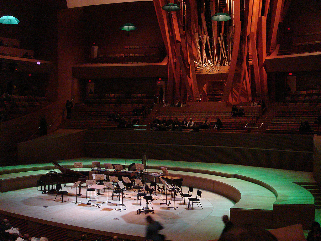 Nội thất của Walt Disney Concert Hall với mặt tiền đàn organ được thiết kế bởi Frank Gehry (2003)