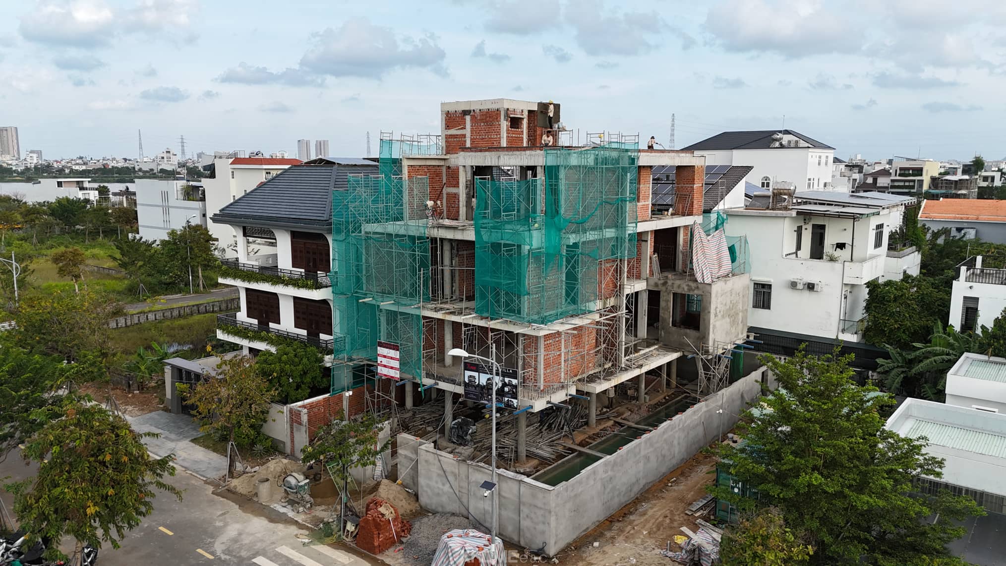 Construction of the structural framework – Controlling the "backbone" of the project.