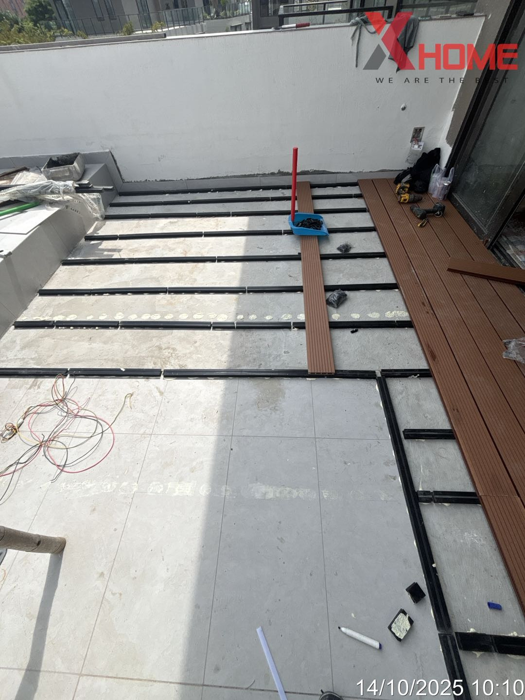 Sàn Nhựa Giả Gỗ Là Gì? Cấu Tạo, Phân Loại và Ứng Dụng Thực Tế 1 Sàn Nhựa Giả Gỗ Là Gì: Cấu Tạo, Phân Loại và Ứng Dụng Thực Tế