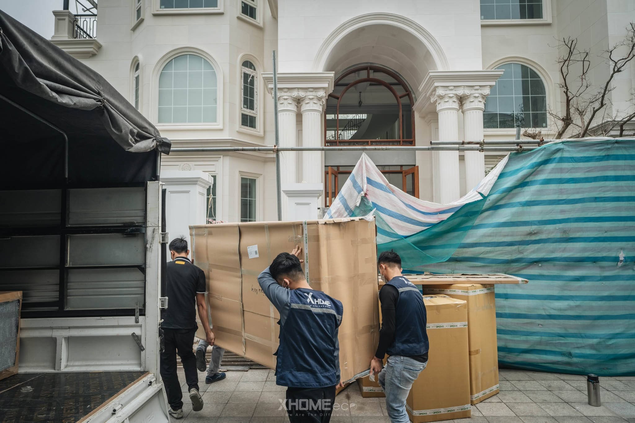 Thi Công Nội Thất Biệt Thự Luxury: Kiến Tạo Không Gian Sống Thượng Lưu 22 Vật chuyển & lắp đặt nội thất chỉnh chu