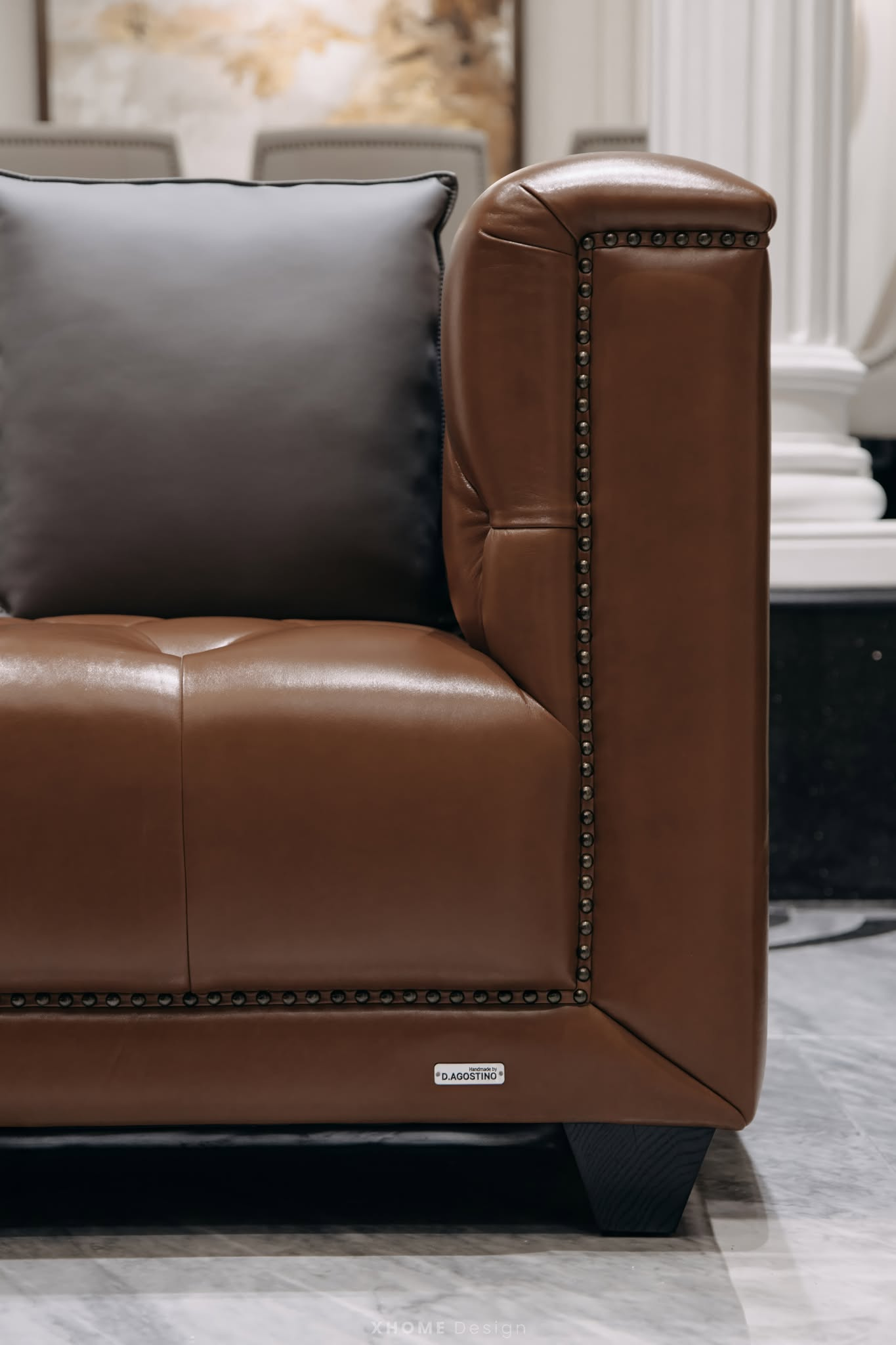 99+ Mẫu Thiết Kế Nhà Phố Đẹp, Sang Trọng Khẳng Định Đẳng Cấp 2026 6 Da Microfiber & Kim loại mạ PVD: Điểm xuyết sự hoàn mỹ